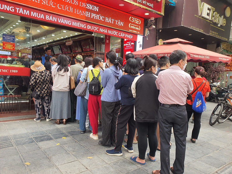 Trong khi nhiều người xếp hàng mua bán mặc kệ giá tăng hay giảm thì một số người băn khoăn có nên xuống tiền mua hay không.