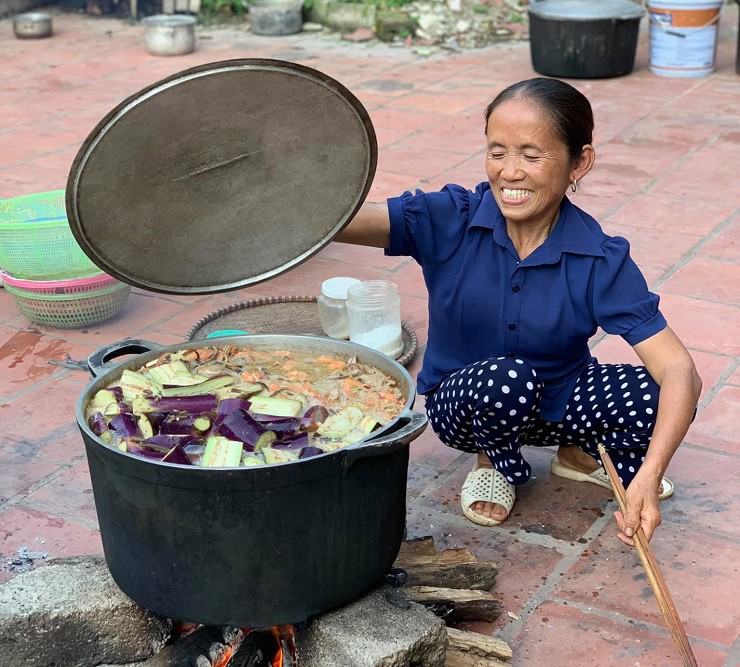 Bà Tân Vlog nổi tiếng với phong cách nấu ăn "siêu to khổng lồ".