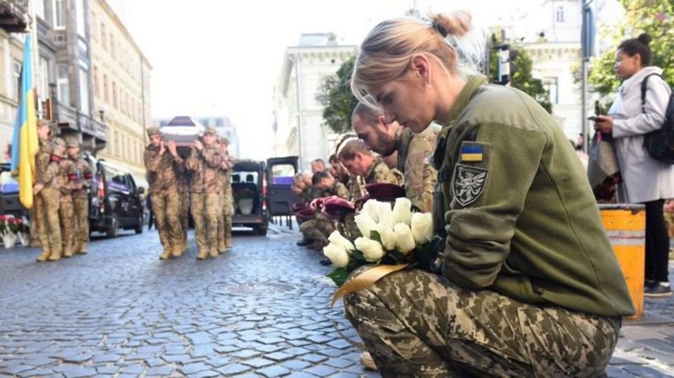 Phương Tây một mặt lên án Nga, mặt khác đang tài trợ cho Nga trong cuộc xung đột với Ukraine. Ảnh: BBC/Getty Images.