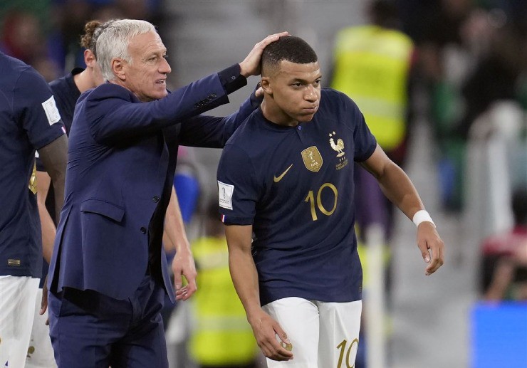 HLV Deschamps chắc chắn không thể hài lòng nếu Mbappe hội quân muộn
