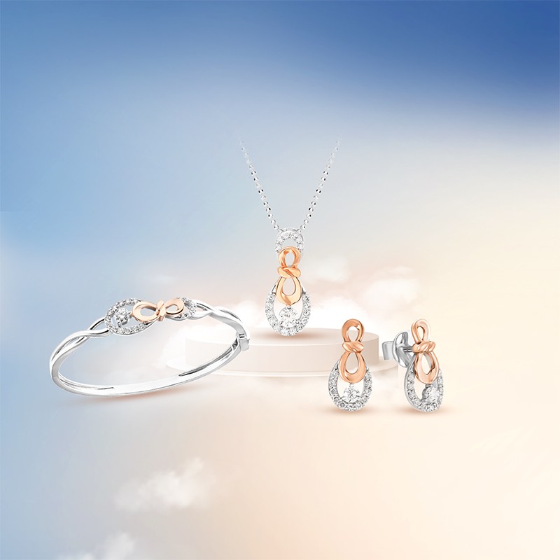 Thiết kế trang sức PNJ là món quà tinh tế, lưu giữ trọn vẹn khoảnh khắc cả nhà mình ôm nhau thật chặt. Ảnh: PNJ.