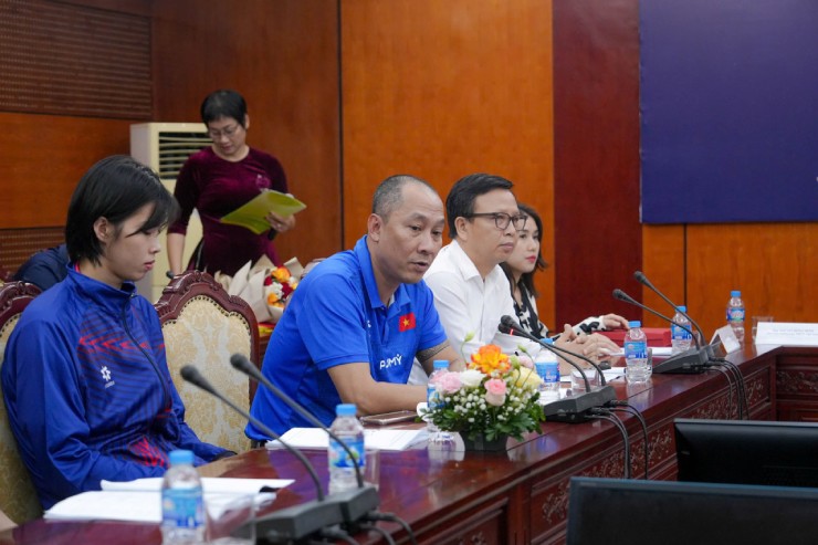 Thanh Thúy (bên trái) và HLV Tuấn Kiệt (giữa) quyết tâm mang về chức vô địch trên sân nhà