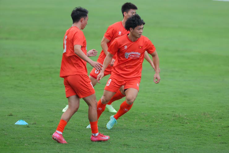 Công Phượng tập luyện hăng say