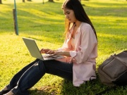 Chúng ta đang có quan điểm sai lầm khi sử dụng laptop trên đùi?