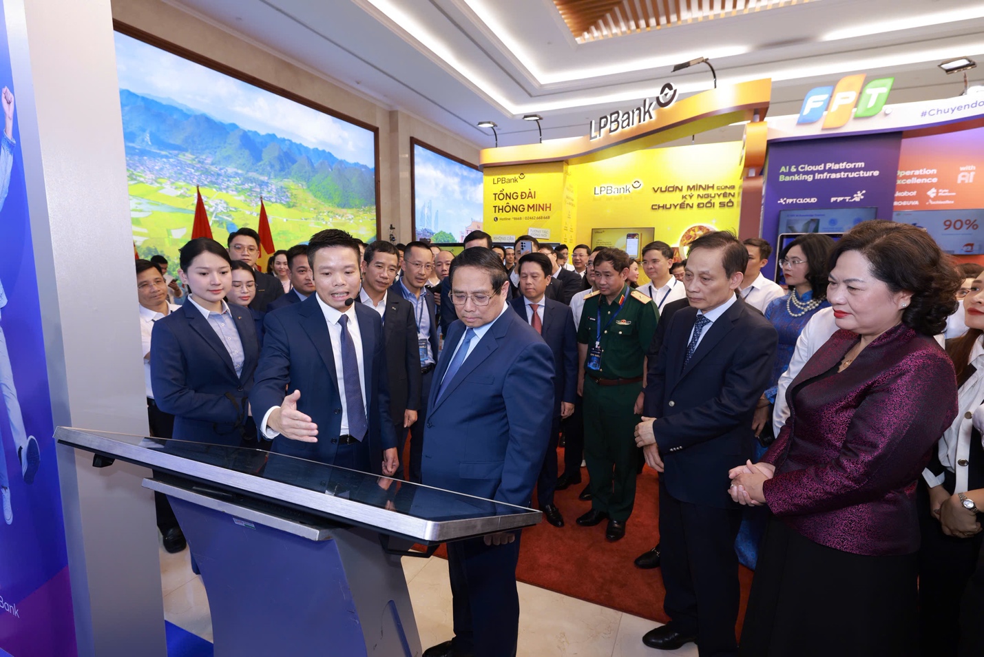 Thủ tướng Phạm Minh Chính thăm quan gian hàng công nghệ MB tại sự kiện