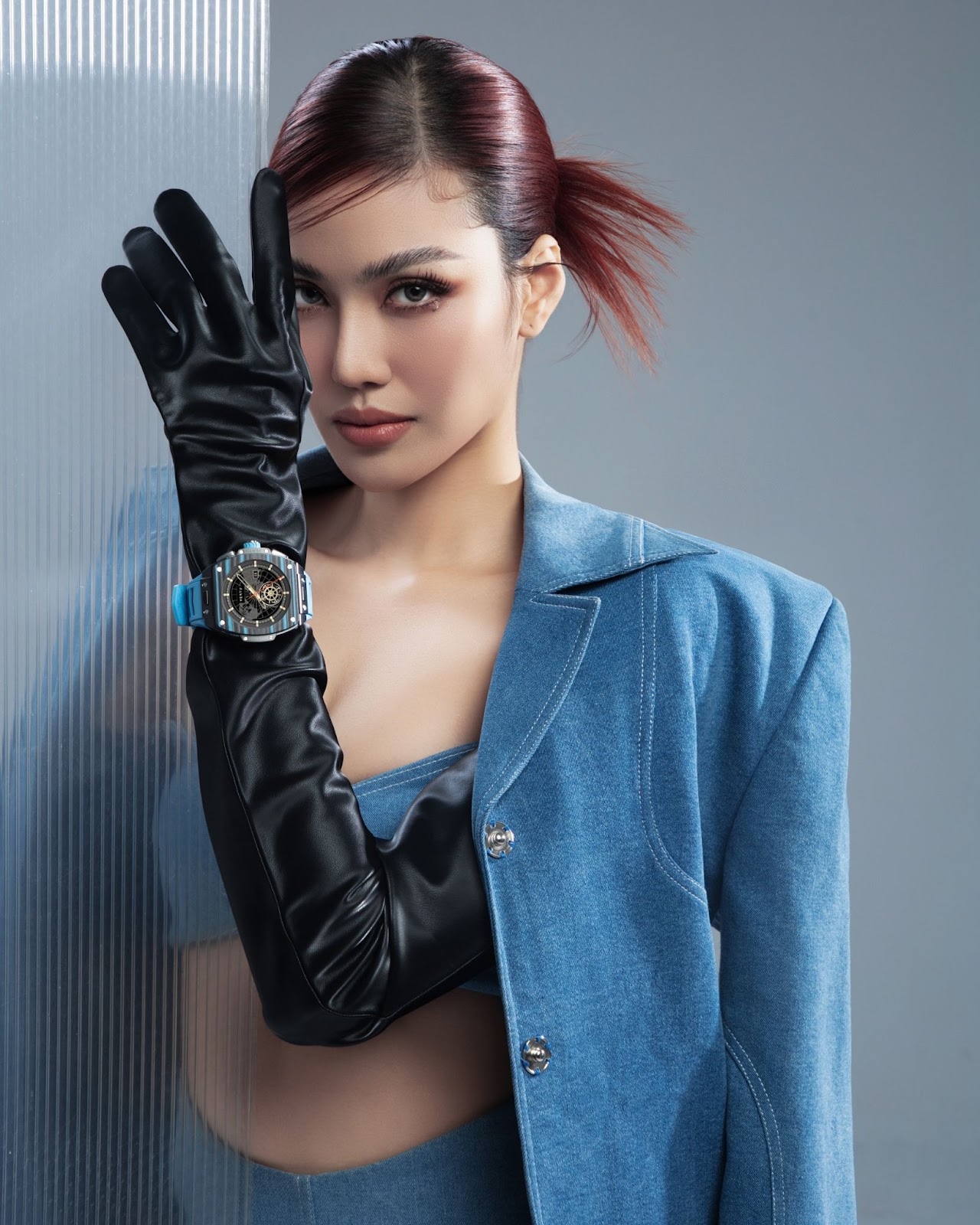 Lan Khuê diện denim cá tính, khoe khí chất quyền lực bên cạnh loạt siêu phẩm Vertu - 4