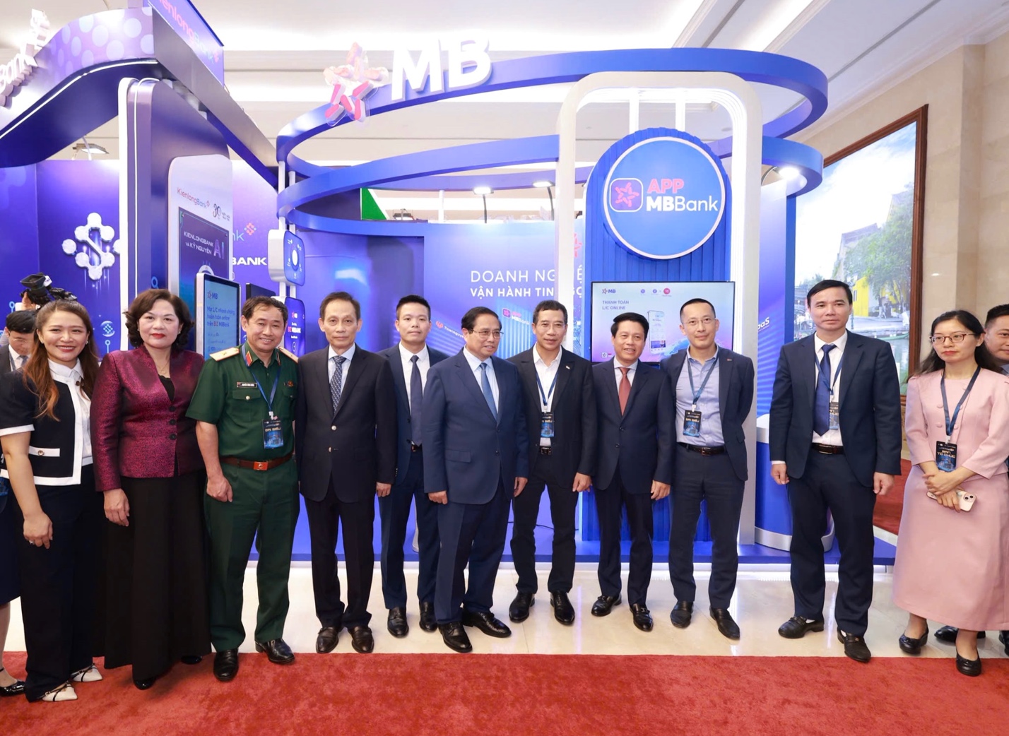 Đại diện MB vinh dự đón Thủ tướng chính phủ và Thống đốc NHNN