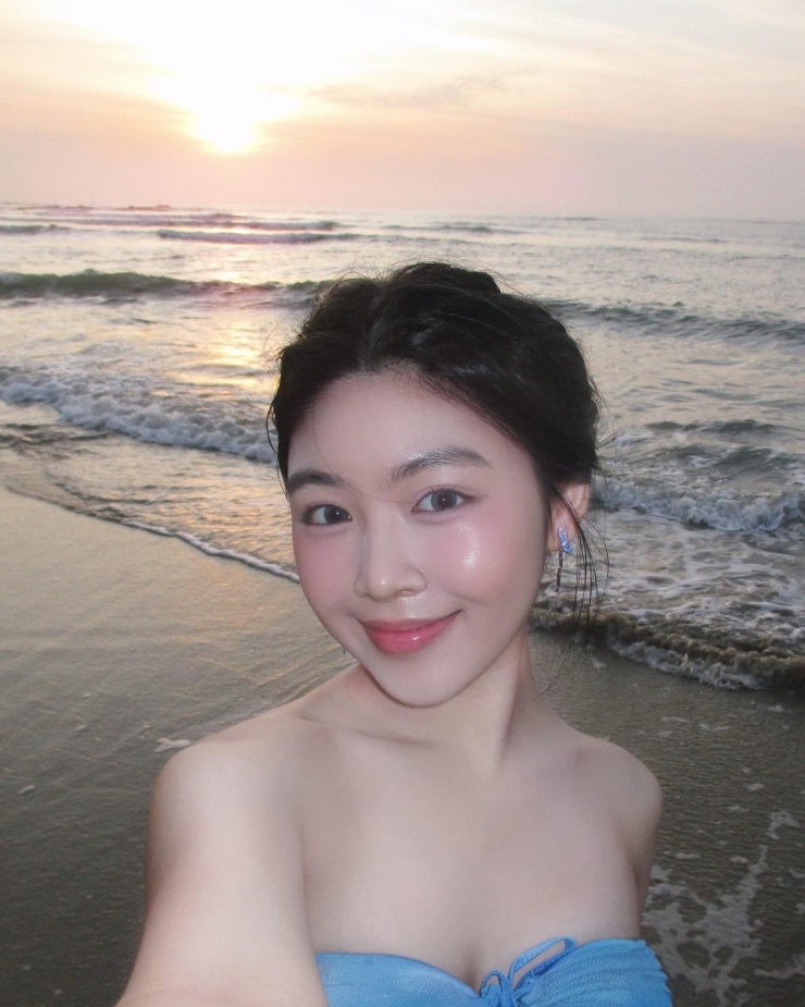 Lọ Lem được nhiều người là mệnh danh là "hot girl thế hệ mới" bởi không chỉ xinh đẹp, cô nàng còn khiến người hâm mộ phải trầm trồ với thành tích học tập đáng nể cùng sự nỗ lực trong cuộc sống.