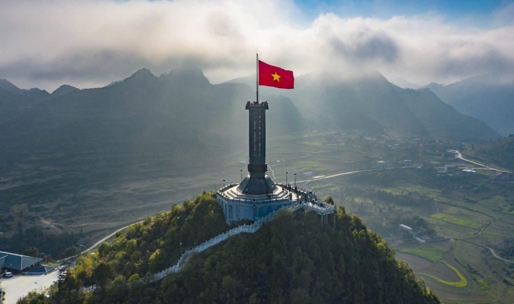 Với độ cao 1.470 m so với mực nước biển, cột cờ Lũng Cú đứng sừng sững giữa vùng đất biên giới, mang trong mình một sứ mệnh thiêng liêng – khẳng định chủ quyền lãnh thổ của Việt Nam. Ảnh Hồ Anh Quân