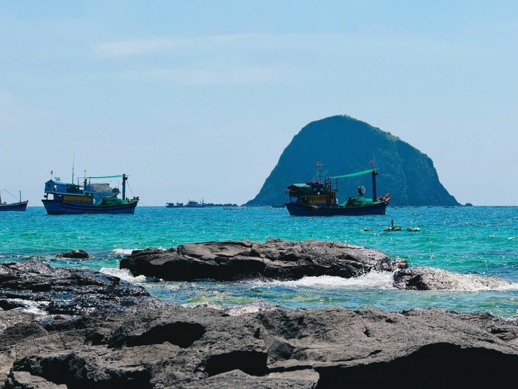 Nằm ven biển xã An Hòa Hải (huyện Tuy An, tỉnh Phú Yên), Hòn Yến là điểm đến ngày càng được du khách chú ý bởi vẻ đẹp nguyên sơ và kỳ thú. Ảnh Đặng Nhân Thuần