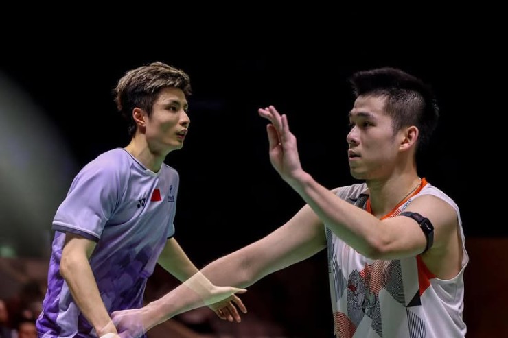Shi Yuqi (bên trái) thua bất ngờ tại Singapore,&nbsp;Kunlavut (bên phải) có cơ hội lịch sử