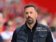 Leicester nguy cơ bị trừ điểm nặng, Van Nistelrooy khó quay lại Ngoại hạng Anh