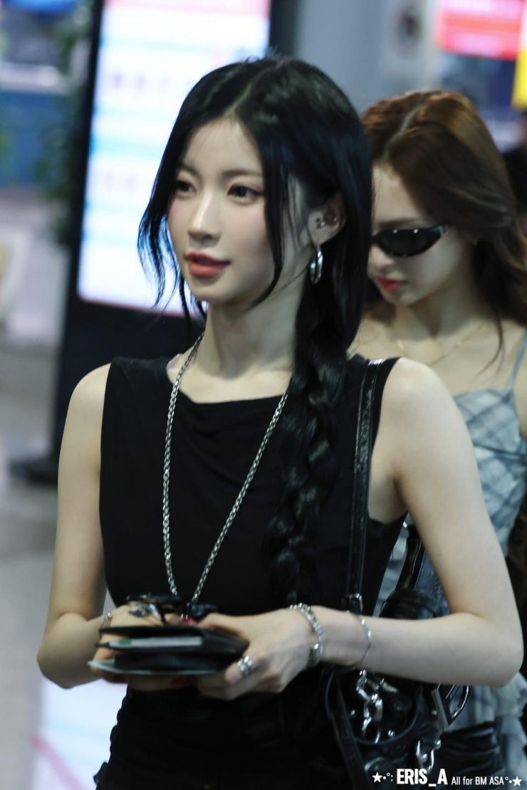 Em gái BlackPink đổ bộ sân bay Tân Sơn Nhất đêm khuya - 3