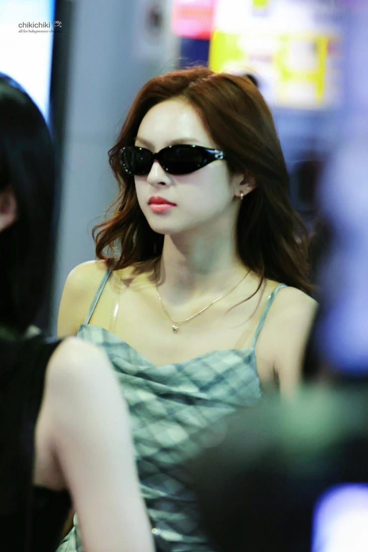 Em gái BlackPink đổ bộ sân bay Tân Sơn Nhất đêm khuya - 1