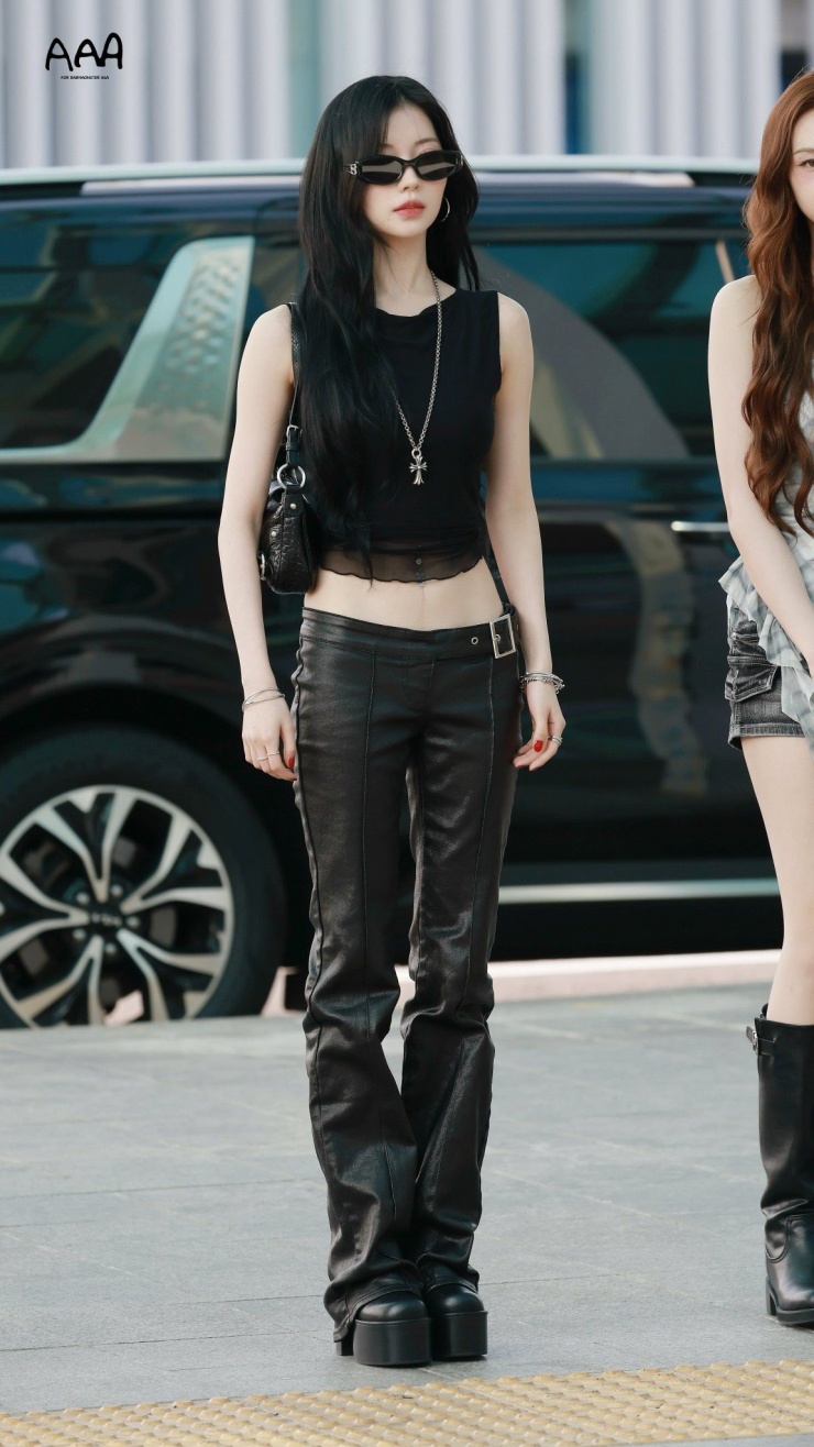 Em gái BlackPink đổ bộ sân bay Tân Sơn Nhất đêm khuya - 7