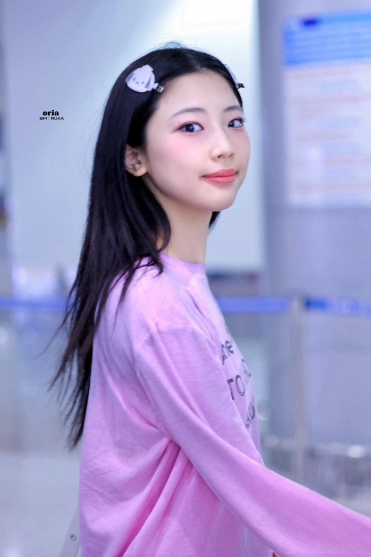 Em gái BlackPink đổ bộ sân bay Tân Sơn Nhất đêm khuya - 5