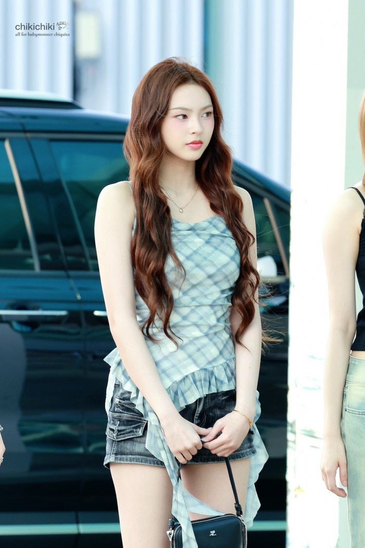 Em gái BlackPink đổ bộ sân bay Tân Sơn Nhất đêm khuya - 11