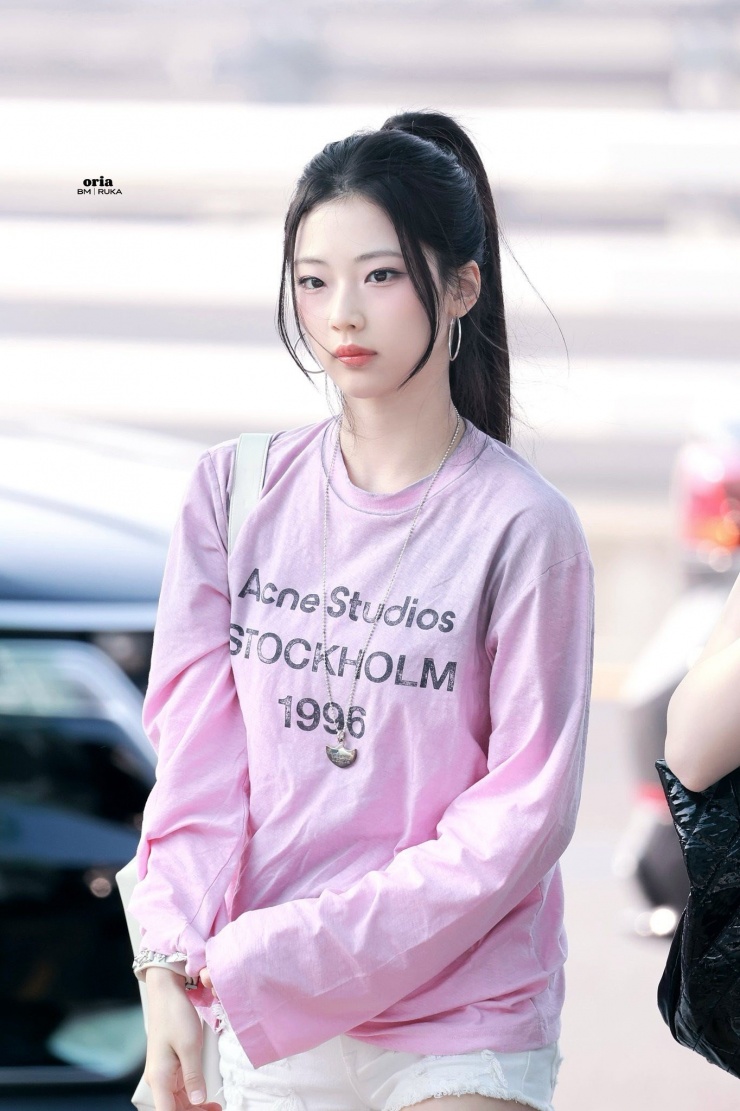 Em gái BlackPink đổ bộ sân bay Tân Sơn Nhất đêm khuya - 10