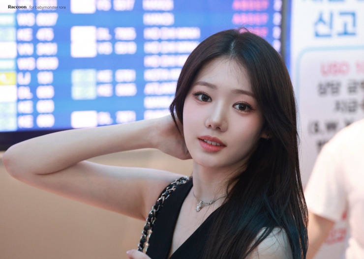 Em gái BlackPink đổ bộ sân bay Tân Sơn Nhất đêm khuya - 12