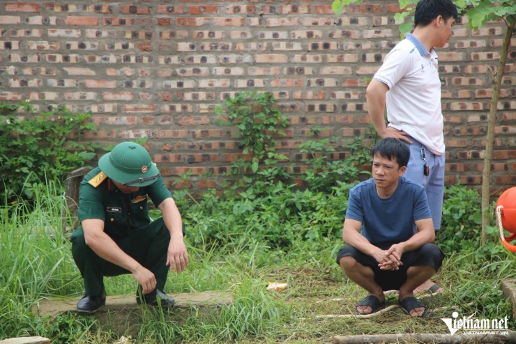 Anh Nguyễn Duy Tiến ngồi dõi theo lực lượng chức năng tìm kiếm em trai.