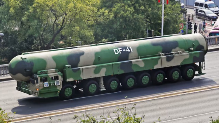 Tên lửa đạn đạo liên lục địa (ICBM) DF-41 cơ động trên đường bộ. Ảnh: Nikkei Asia