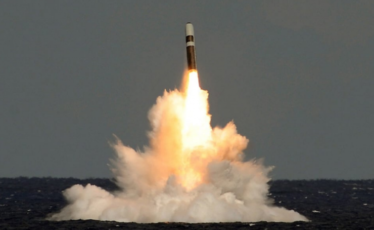 Một tên lửa đạn đạo Trident II (D5) không vũ trang được khai hỏa từ tàu ngầm hạt nhân HMS Vigilant lớp Vanguard trong cuộc tập trận ở Đại Tây Dương. Ảnh: The Guardian