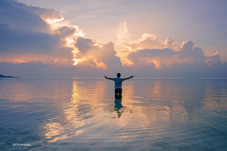 Bạn trẻ tận hưởng buổi sáng “chill chill” trên biển, bắt trọn khoảnh khắc thiên nhiên kỳ diệu. Ảnh: Lương Phong