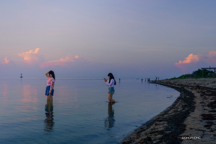 Bãi biển thu hút nhiều bạn trẻ đến “sống ảo”. Ảnh: Lương Phong