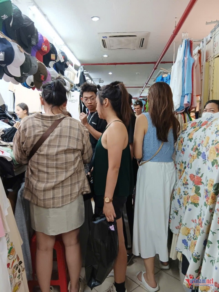 Sau khi bị kiểm tra, tiểu thương tại trung tâm mua sắm Saigon Square có động thái lạ - 1