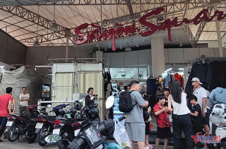 Lượng khách vẫn tấp nập đổ về trung tâm mua sắm Saigon Square.