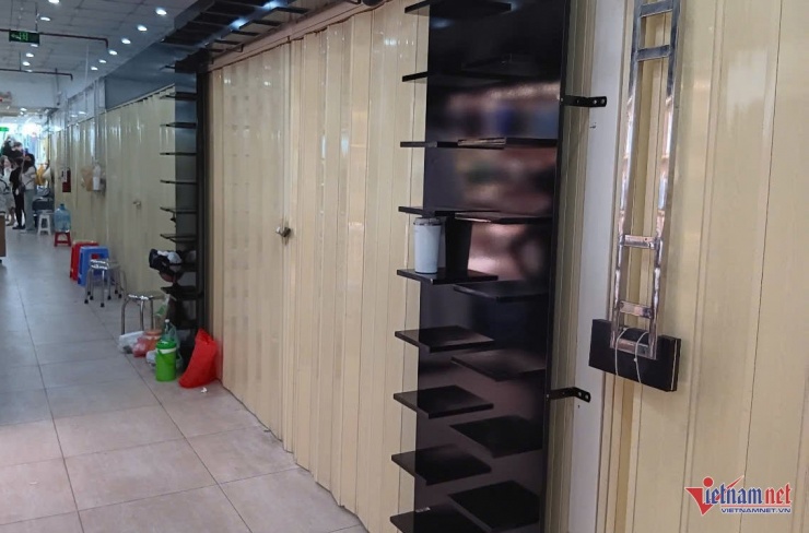 Nhiều dãy ki-ốt khóa cửa, nghỉ kinh doanh.