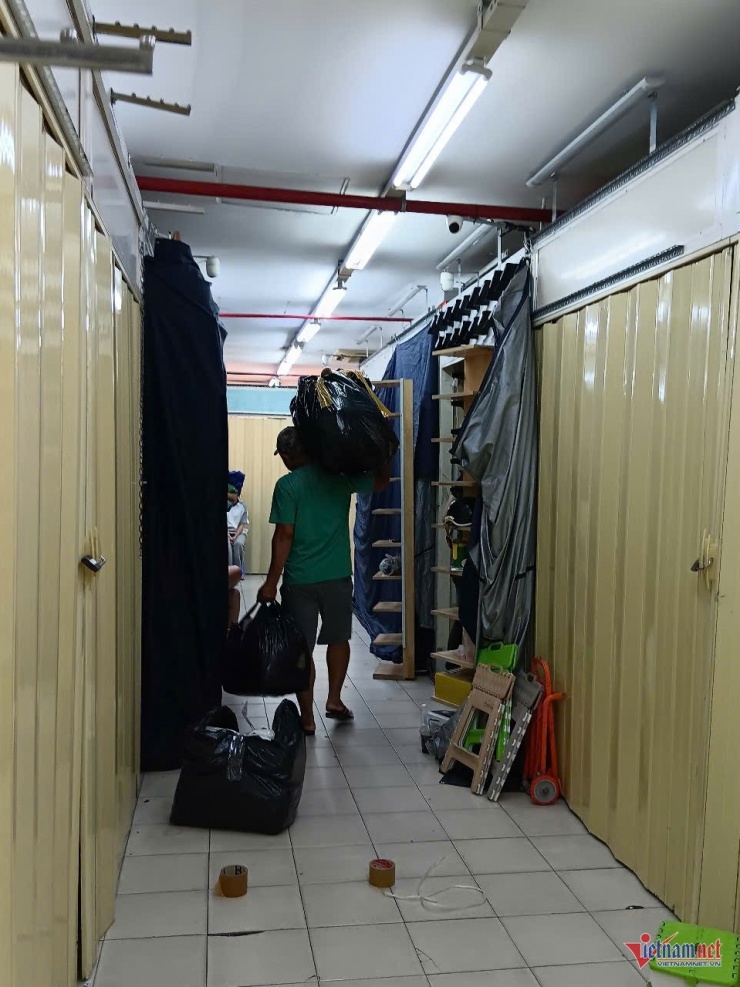 Các tiểu thương vội vã thu dọn hàng nhái để đưa ra khỏi ki-ốt.