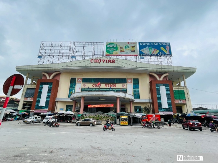 Hé lộ nguyên nhân khiến hàng loạt ki ốt chợ lớn nhất Nghệ An bất ngờ đóng cửa - 1