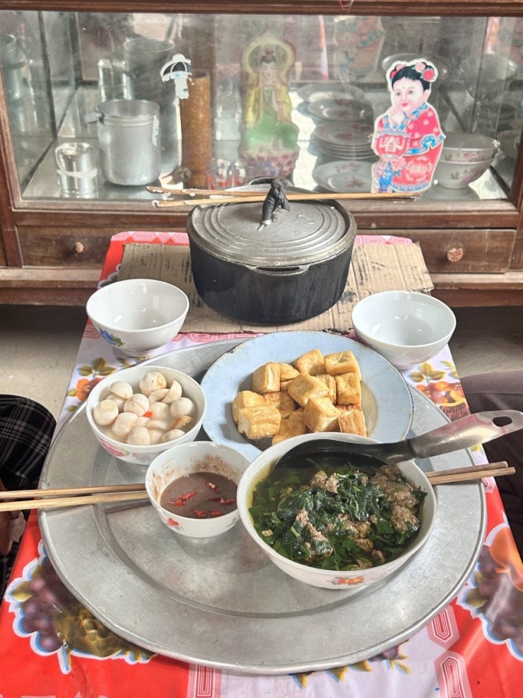 Căn bếp củi, bếp kiềng kê gạch, đĩa tráng men đựng đồ ăn khiến nhiều người xúc động nhớ tuổi thơ