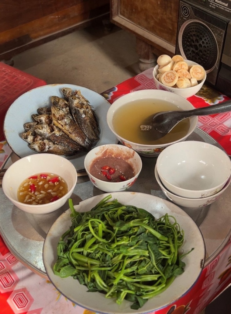 Chàng trai Hải Phòng tái hiện cơm bếp củi, đĩa tráng men, người xem rơi nước mắt - 1