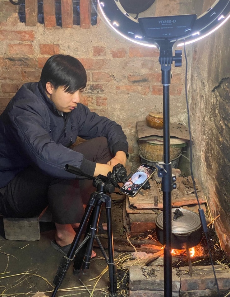 Một bên bếp để nấu nướng, bên còn lại là chỗ ăn cơm