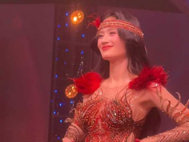Ý Nhi diện trang phục dân tộc ở chung kết Miss World