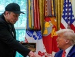 Tổng thống Mỹ Trump tặng tỷ phú Elon Musk chiếc chìa khóa vàng