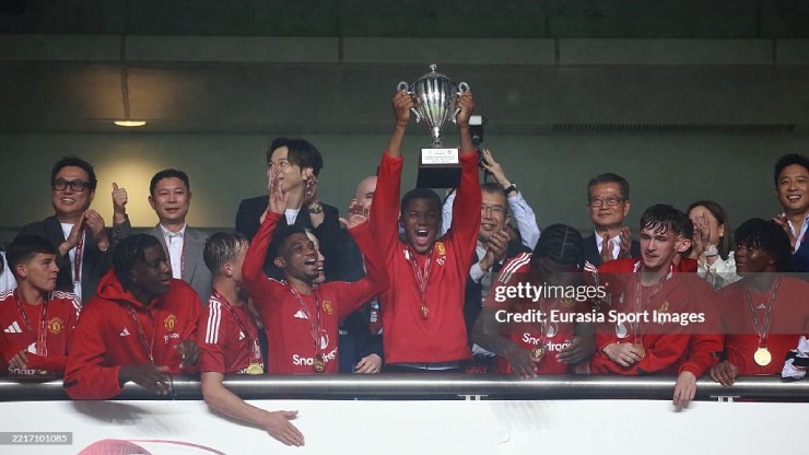 Sau một mùa giải đáng quên, Man United cuối cùng đã có chiếc cúp đầu tiên