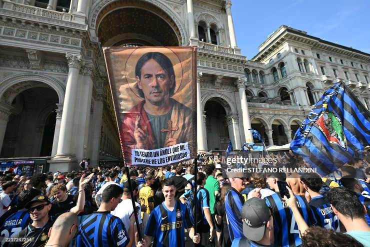 Một CĐV Inter Milan chế ảnh HLV Simeone với Chúa Jesus Một CĐV Inter Milan chế ảnh HLV Simeone với Chúa Jesus