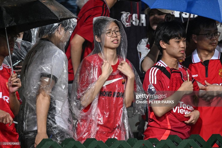 Các CĐV Hong Kong vẫn kiên nhẫn đứng đợi những ngôi sao của MU dưới mưa