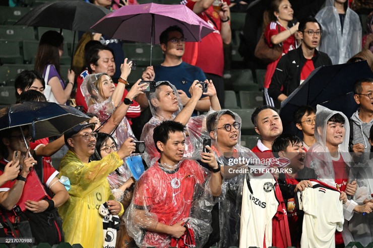 Họ rất phấn khích khi các cầu thủ Man United gửi lời chào trước khi ra về