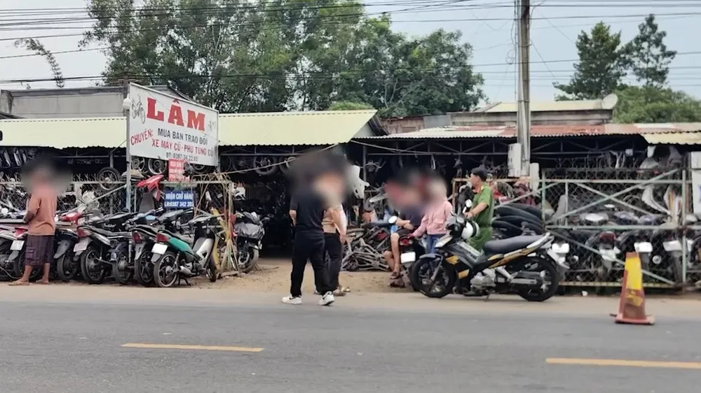 Ngày 14-5, công an Tây Ninh kiểm tra tiệm xe của ông Lâm, phát hiện hàng ngàn xe không giấy. Ảnh trong bài: MINH HẬU – NGUYỄN TIẾN