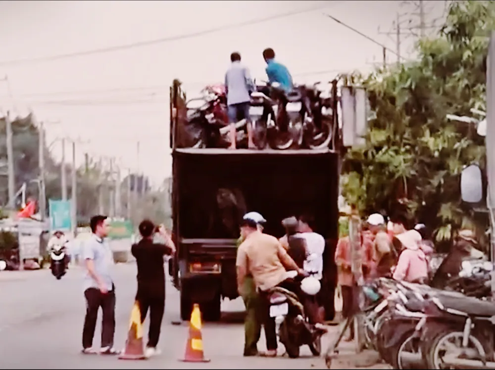 Khi công an kiểm tra tiệm của ông Lâm thì xe tải nhập vào 80 chiếc xe đã qua sử dụng.