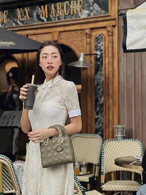 Lương Thùy Linh sắm cho bản thân nhiều món đồ hiệu từ trang sức, túi xách, giày cho đến nước hoa. Ảnh: FB Lương Thùy Linh.