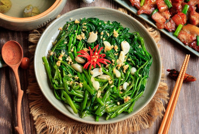 Rau muống xào tỏi, ăn cùng nước canh rau muống luộc, thả thêm sấu hay vắt chanh là 'combo thần thánh' vào mùa hè.&nbsp;