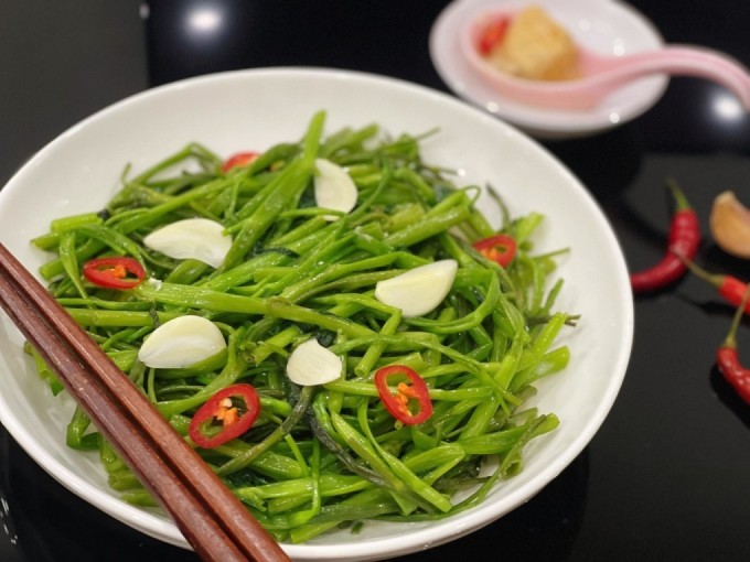 Rau muống xào chao cũng là món ăn được yêu thích.&nbsp;