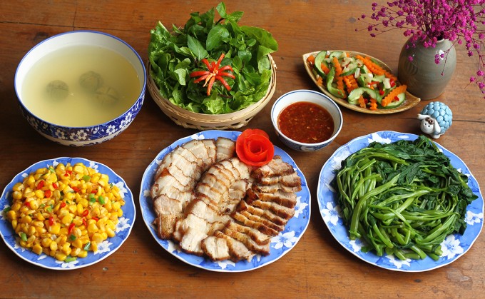 Trong tiết trời oi bức, một đĩa rau muống luộc, nước rau muống dầm sấu hoặc vắt chanh, thêm vài ba quả cà muối, thịt luộc thì sơn hào hải vị cũng nhường chỗ. Không chỉ kích thích vị giác, rau muống luộc còn là vị thuốc giải nhiệt. Nước rau muống thêm chút chanh hay sấu, bổ sung đủ chất muối khoáng và vitamin C cho cơ thể khi bị ra mồ hôi nhiều.