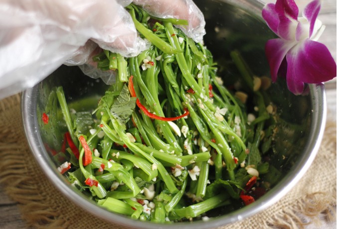 Để làm nộm rau muống nên chọn rau muống nước, nhặt bớt lá, luộc chín tới trên lửa lớn. Nhanh tay vớt rau ra hãm nhiệt bằng nước đá để giúp rau xanh và giòn sần sật. Sau đó, vớt ra rổ, ép cho ráo nước rồi mới trộn cùng nước mắm ngon, thêm chút đường, nước cốt chanh, tỏi ớt. Khi ăn, rắc lạc rang giã dập, kèm nhiều rau kinh giới thì bắt miệng lắm! Món chân quê vậy thôi, không chỉ hao cơm mà cũng ''tốn rượu'' lắm!