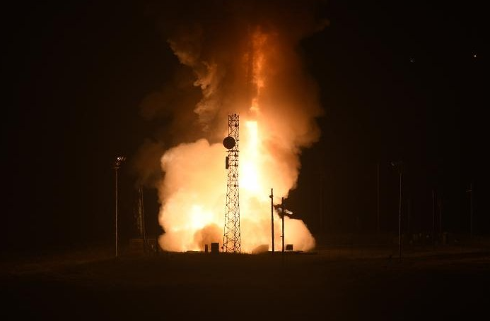 Một tên lửa đạn đạo liên lục địa (ICBM) Minuteman III không vũ trang cất cánh từ bệ phóng tại Căn cứ Không quân Vandenberg, California. Ảnh: Getty Images